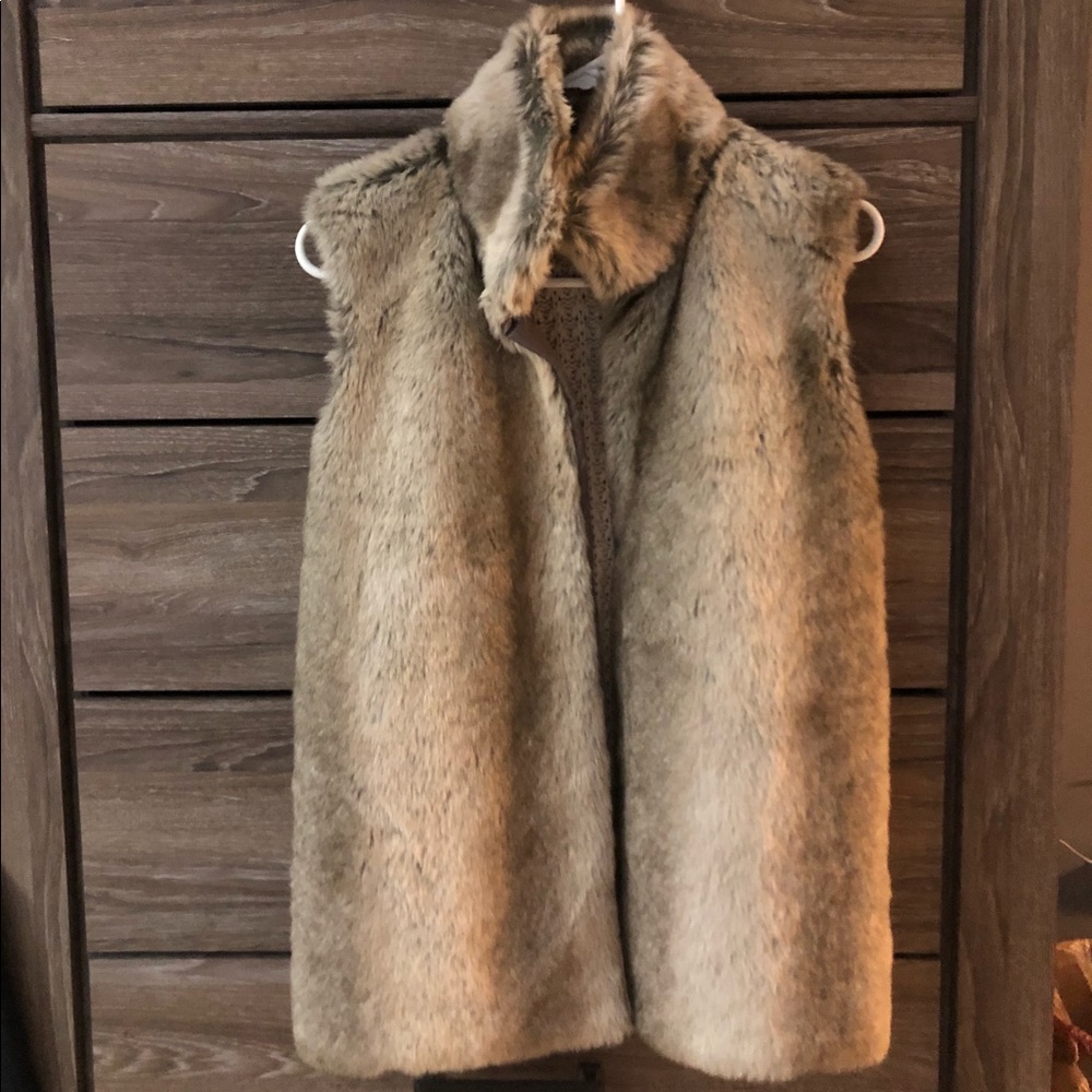 89th & Madison Neutral Faux Fur Sleeveless Vest